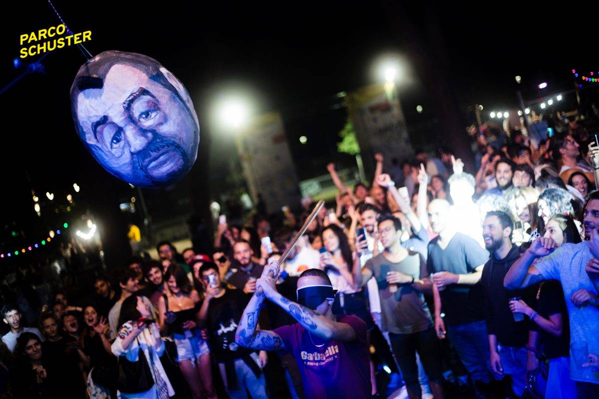 Pignatta della vergogna a Roma: testa di Salvini presa a bastonate