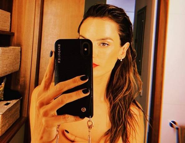 Alessandra Ambrosio, il selfie in topless è da urlo