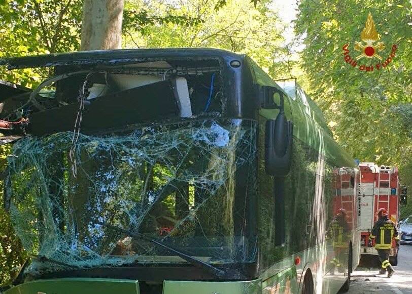 Pescara, autobus finisce fuori strada: 30 feriti