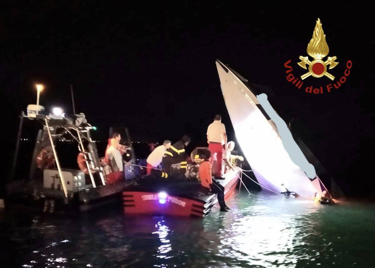 Imbarcazione si schianta contro la diga a Venezia: 3 morti e un ferito grave