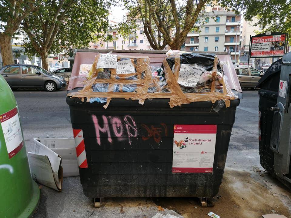 Emergenza rifiuti, i romani sigillano i cassonetti per protesta
