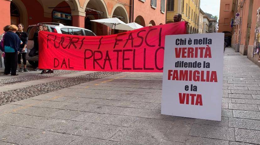 Manifestazione sugli affidi a Bologna, la protesta degli antifascisti