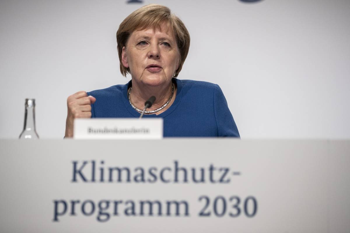Linea verde della Merkel che investe 100 miliardi "Aerei tassati, più treni"