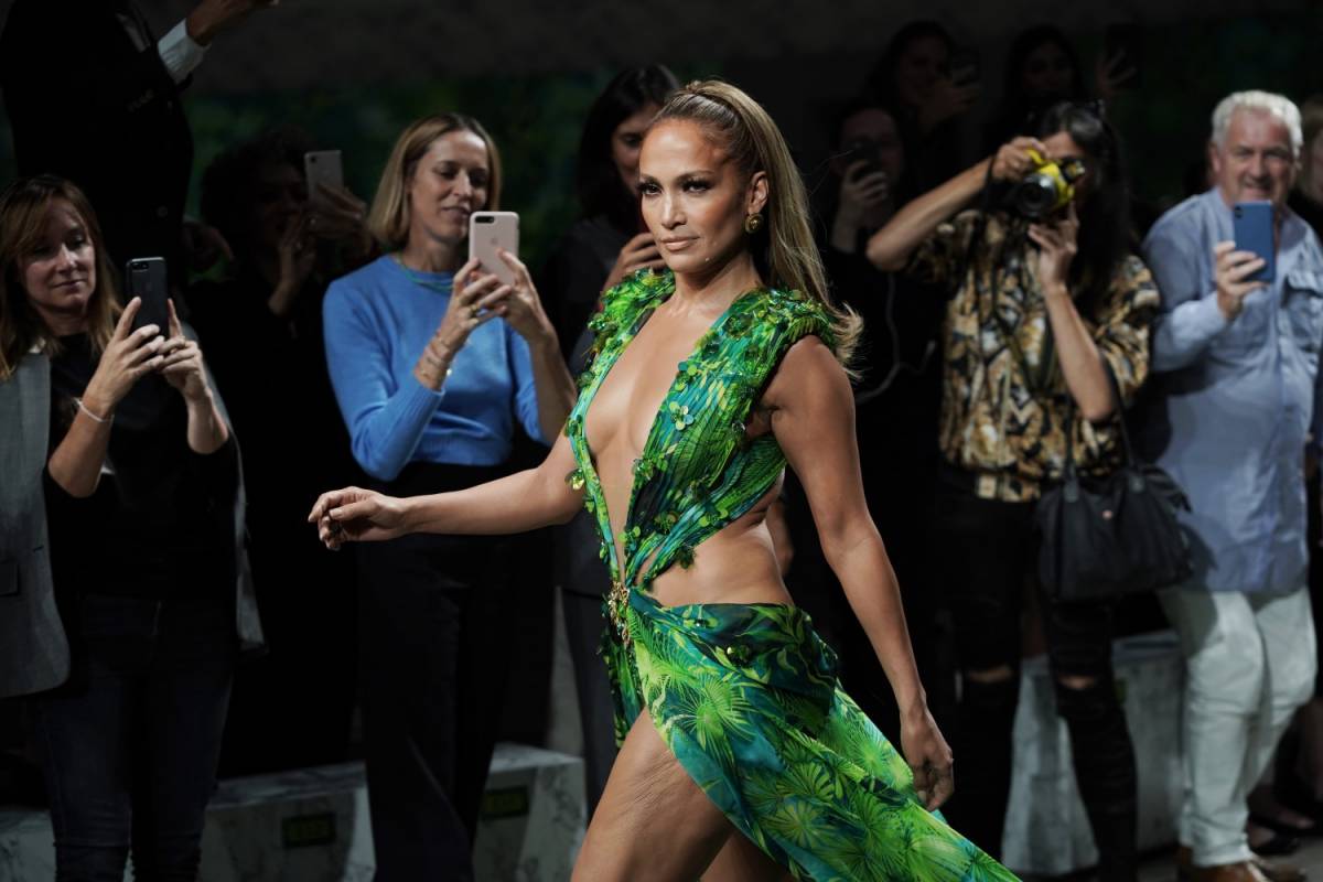 Jennifer Lopez, in vendita il suo iconico vestito Versace