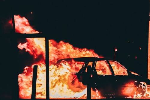 A fuoco l'auto del maresciallo per vendetta: condannati a risarcirlo con 2 milioni di euro