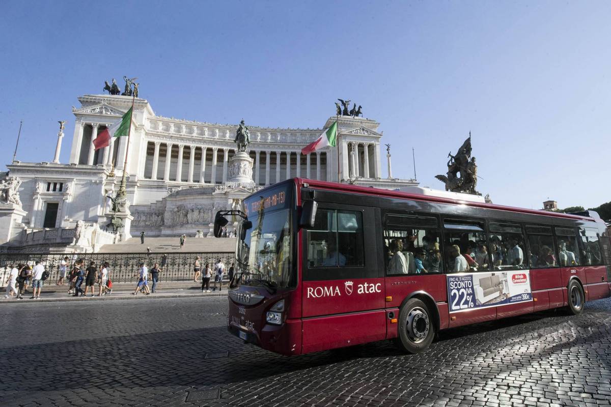 Roma, bus costretti a gimkane tra buche e cantieri
