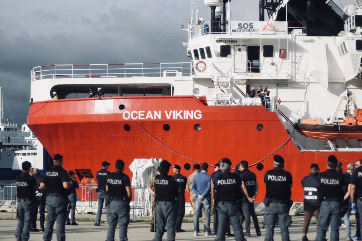 La Ocean Viking entra in porto: 182 migranti sbarcano a Messina