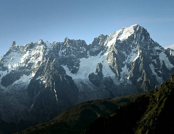 Monte Bianco, il ghiacciaio accelera lo scivolamento