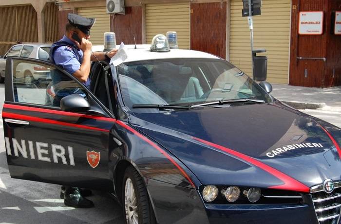 Minaccia e chiede soldi all'automobilista, ma è un carabiniere: arrestato