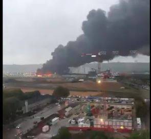 Rouen, enorme incendio in impianto chimico classificato “Seveso” 