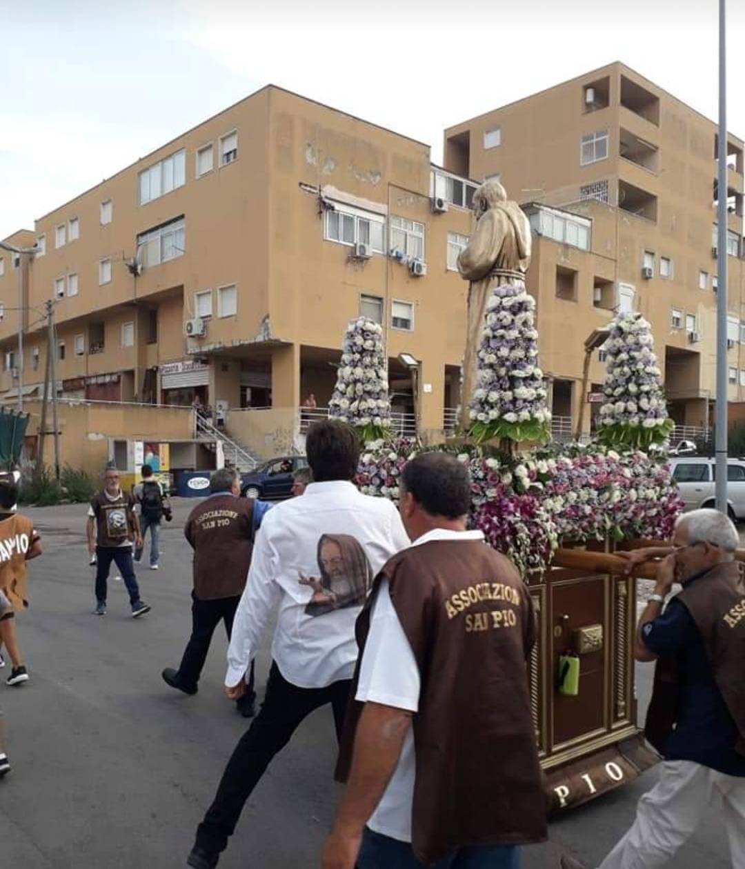 Palermo, il simulacro di padre Pio si inchina davanti la caserma dei carabinieri