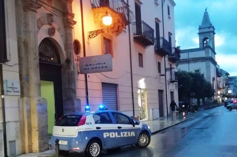 Minacciano con un coltello un poliziotto: arrestati due romeni