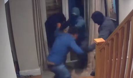 Combatte a mani nude: così Asif scaccia i ladri entrati nella sua casa