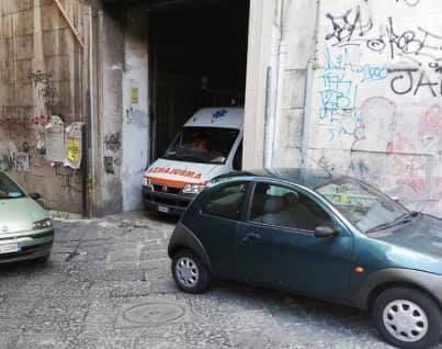 Napoli, soccorritore della croce rossa preso a schiaffi davanti all'ospedale Pellegrini