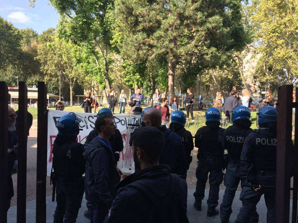 Università di Torino, sputi e lancio di immondizia contro studenti di destra