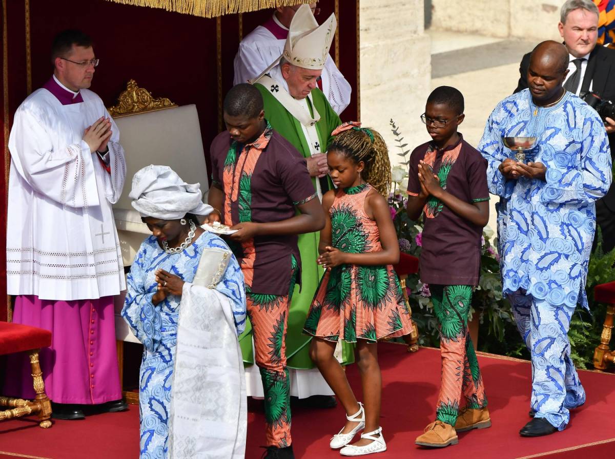 Papa Francesco inaugura statua per i migranti in San Pietro