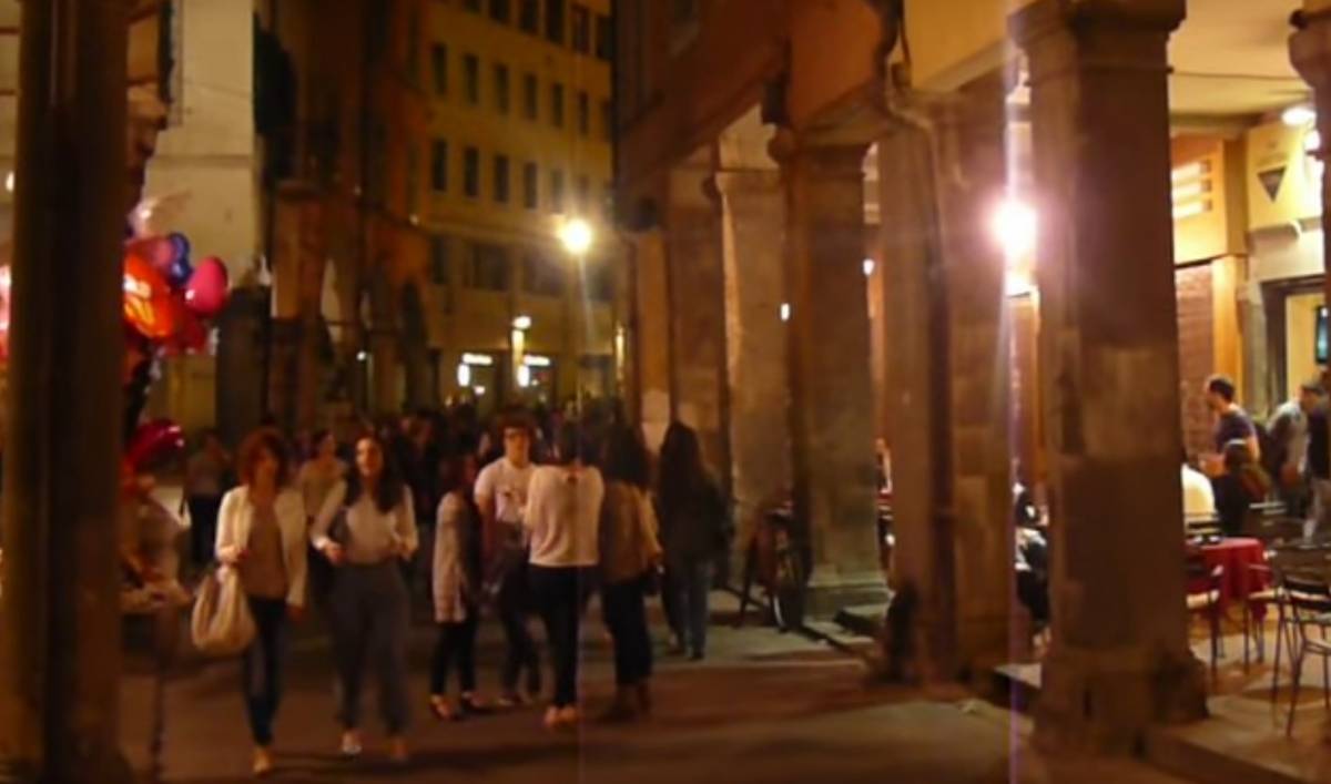 Pisa, malviventi pestano un 24enne e lo rapinano: indagini in corso
