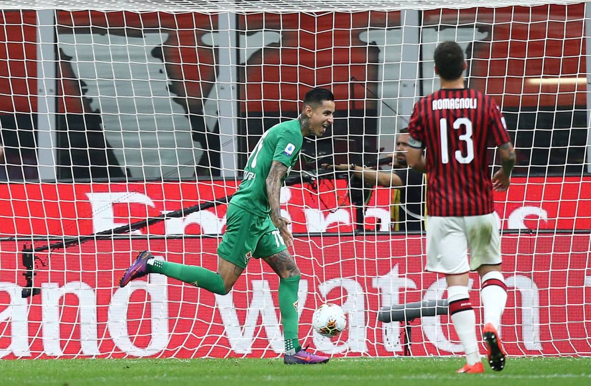 Il Milan affonda per 3-1 contro la Fiorentina tra i fischi della curva