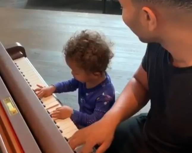 John Legend suona il piano col figlio: sono due gocce d'acqua. Ed è boom di like