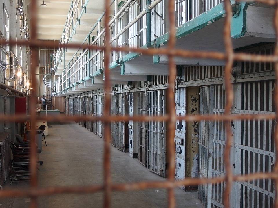 Non si vedono i canali Sky: rivolta dei detenuti nel carcere di Secondigliano