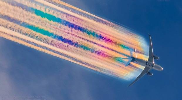 La scia dell’aereo che si trasforma in arcobaleno