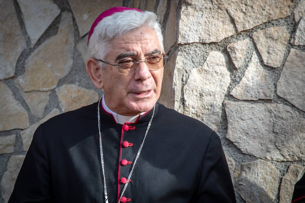 L'arcivescovo contro il ministro: "Non si può strappare il Crocifisso dalle scuole"