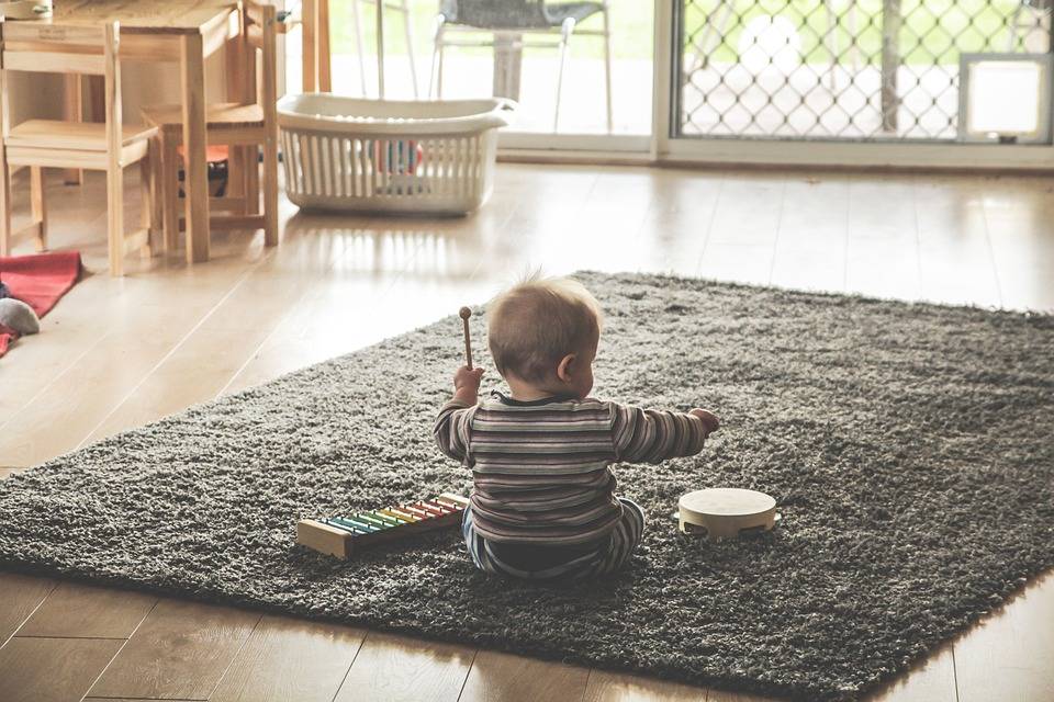 Bambino di nove mesi beve candeggina: tragedia sfiorata