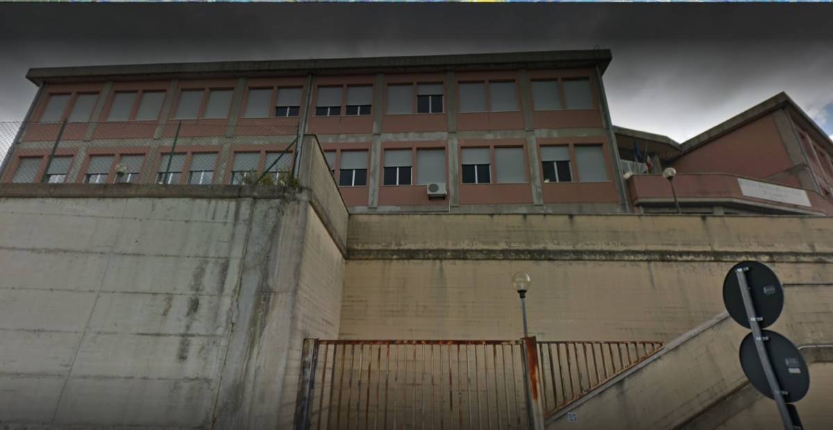 Pescara, molestie e abusi su studenti minorenni: condannato custode