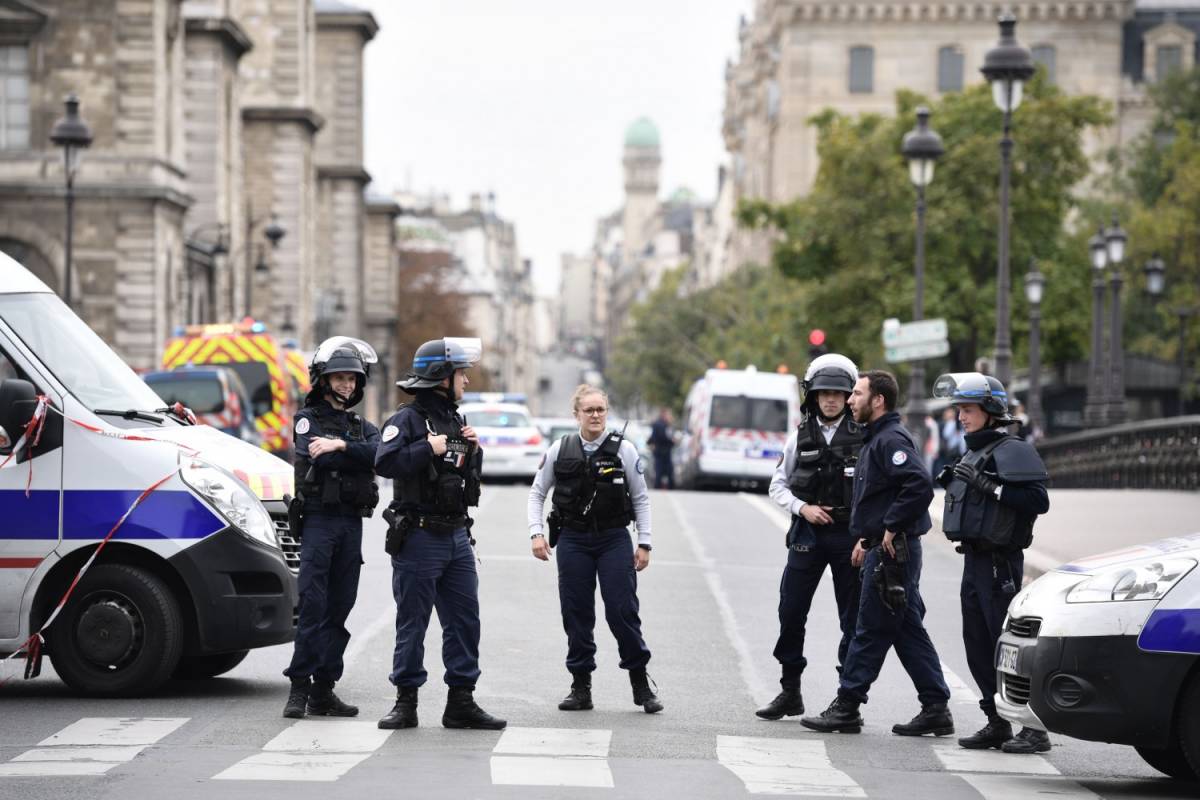Parigi, strage alla sede della polizia: funzionario convertito all'Islam uccide 4 persone