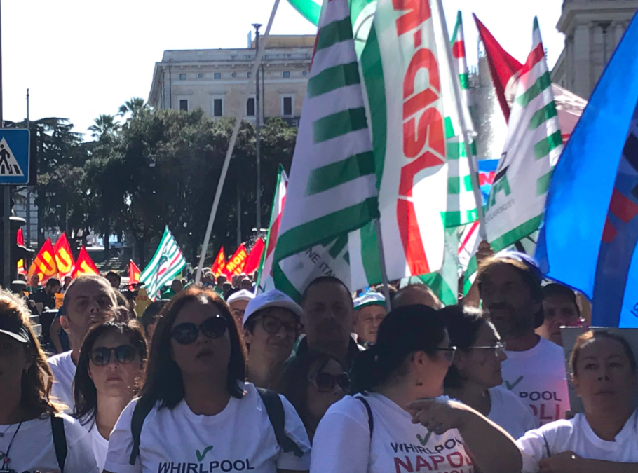 Whirlpool annuncia l’addio da Napoli: esplode la rabbia dei lavoratori