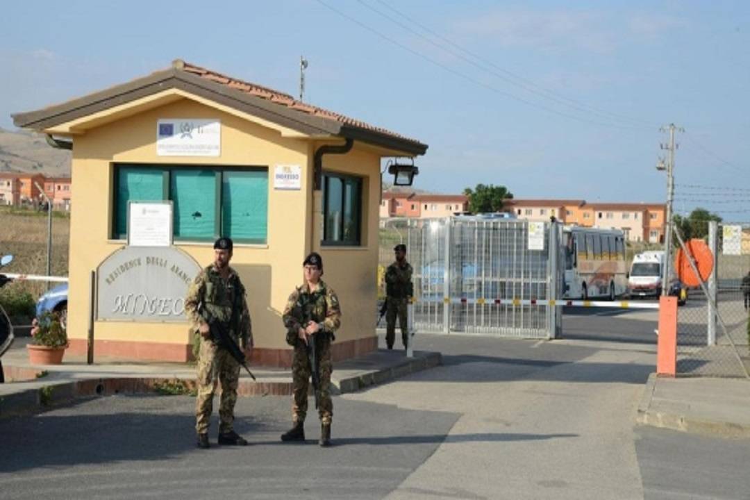 Il governo delle "porte aperte" prepara tendopoli per migranti