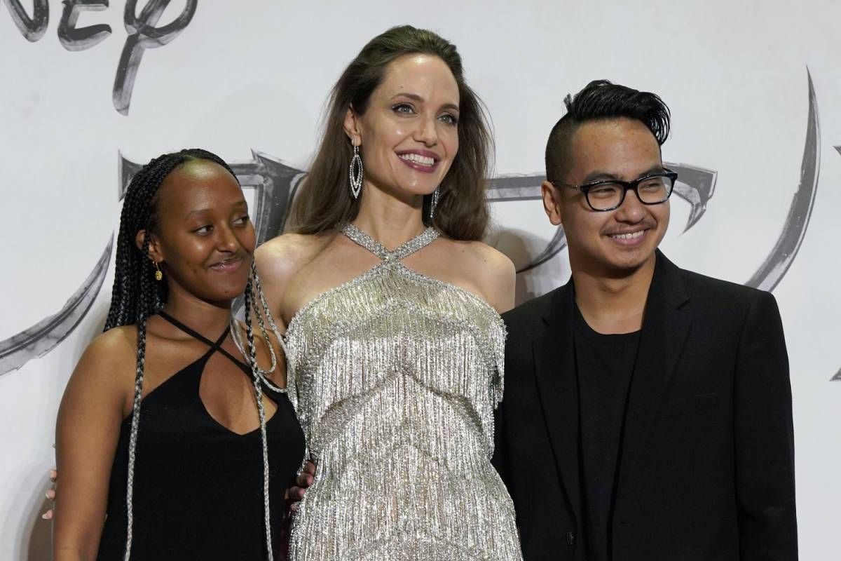 Angelina Jolie sfila sul red carpet di Maleficent con i figli Maddox e Zahara