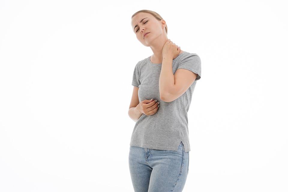 Dolore al collo e torcicollo: le cause e i rimedi degli esperti
