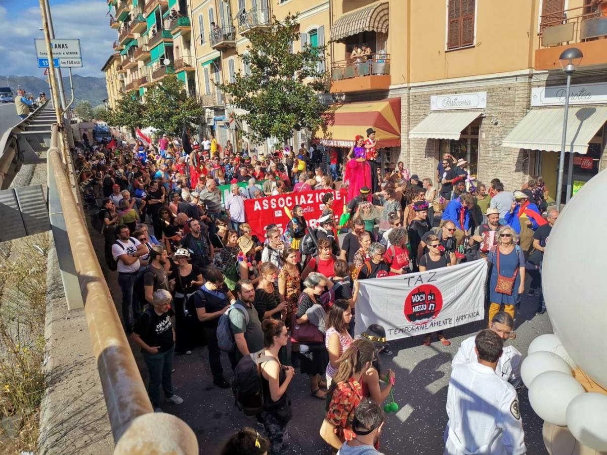 Migranti, i no border in piazza se la prendono ancora con Salvini