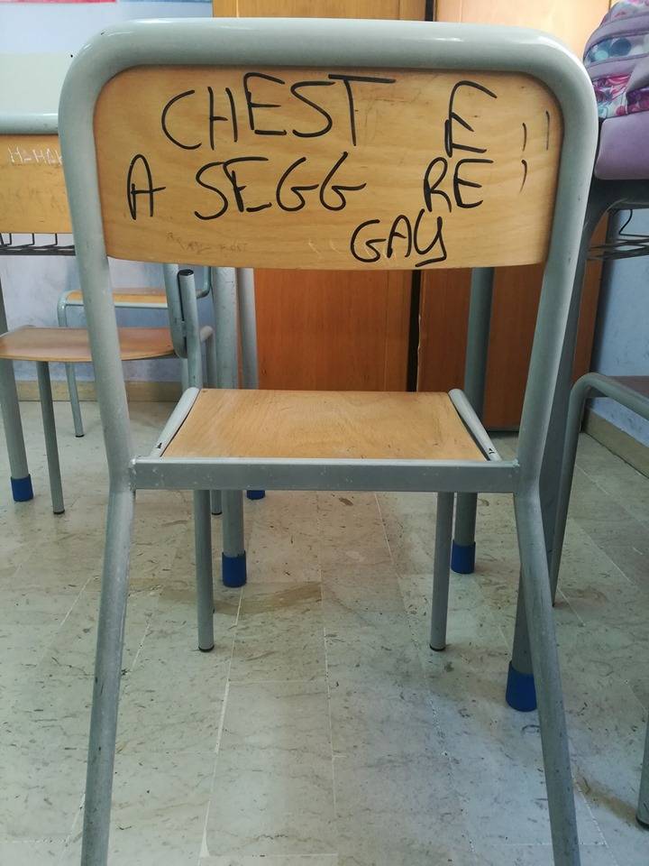 Scrivono "gay" sulla sedia del professore: la usa agli esami