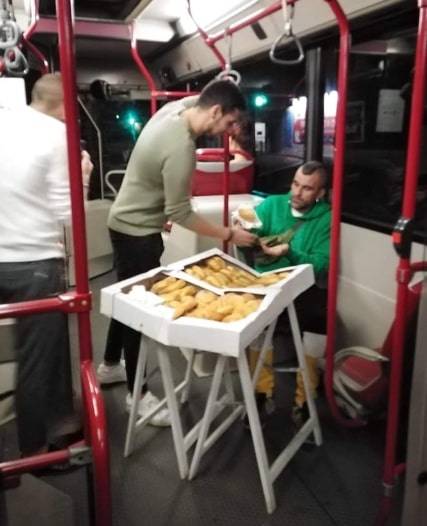 Roma, venditore abusivo di cornetti su bus Atac