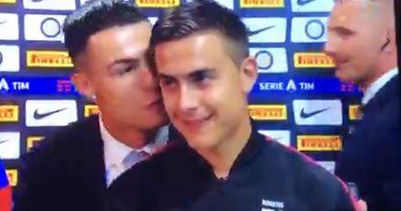 Juventus, il bacio di CR7 a Dybala davanti alle telecamere