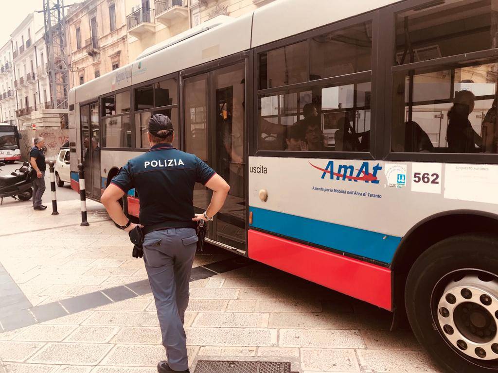 Taranto, controlli alle fermate dei bus: rinvenuti quattro coltelli