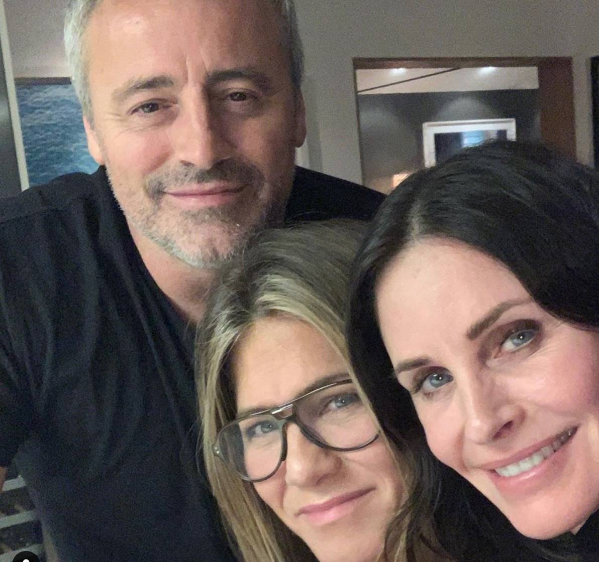 Jennifer Aniston arriva su Instagram e pubblica una reunion di Friends
