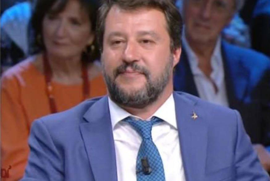 La De Gregorio e Floris incalzano Salvini in tv Lui: "Mangio un panino?"