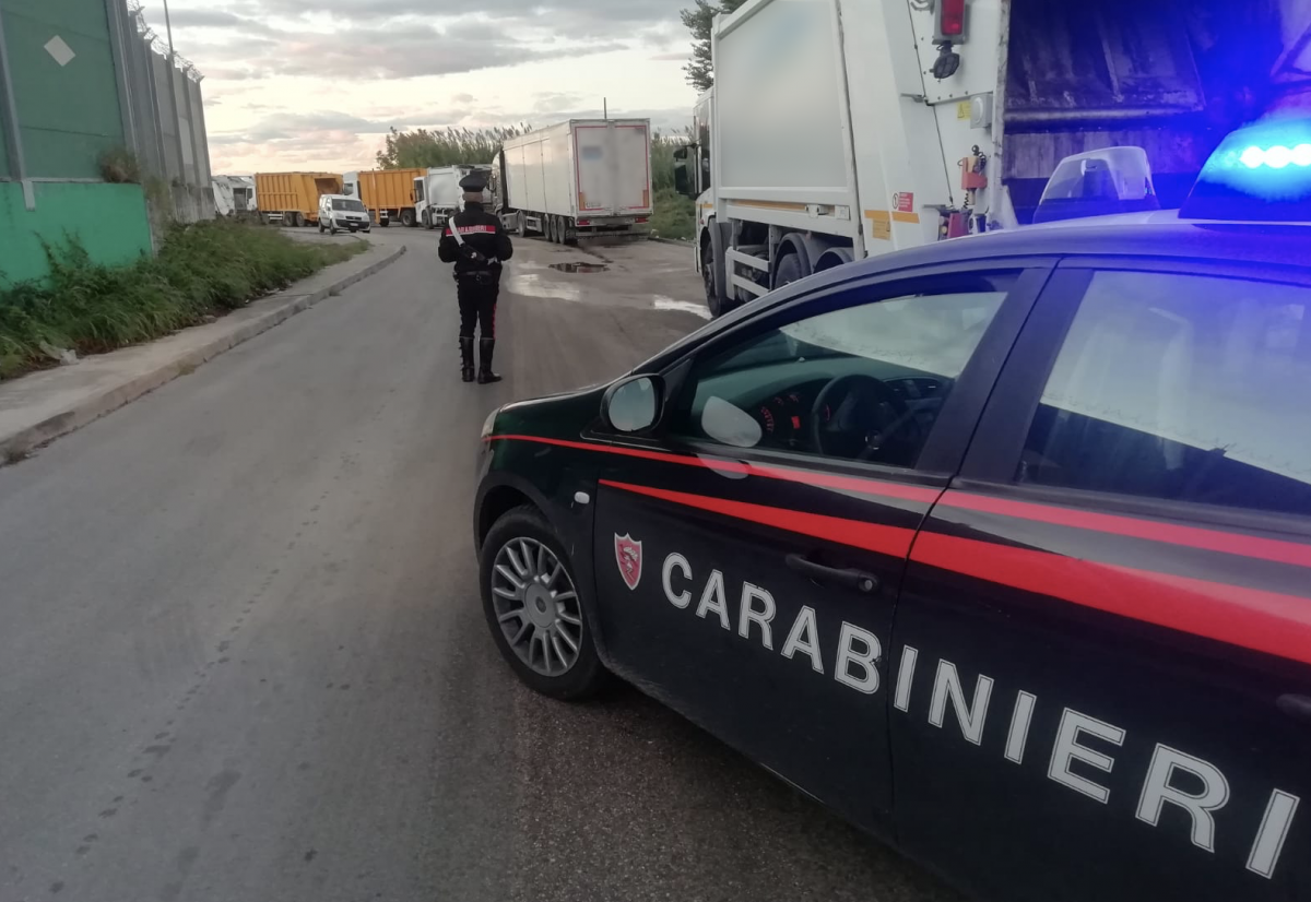 Camion dei rifiuti perdono liquami, scattano le denunce