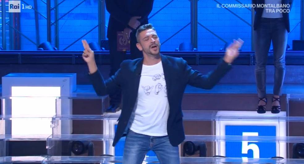 Canta i Maneskin con il linguaggio dei segni e Amadeus lo invita a Sanremo 2020