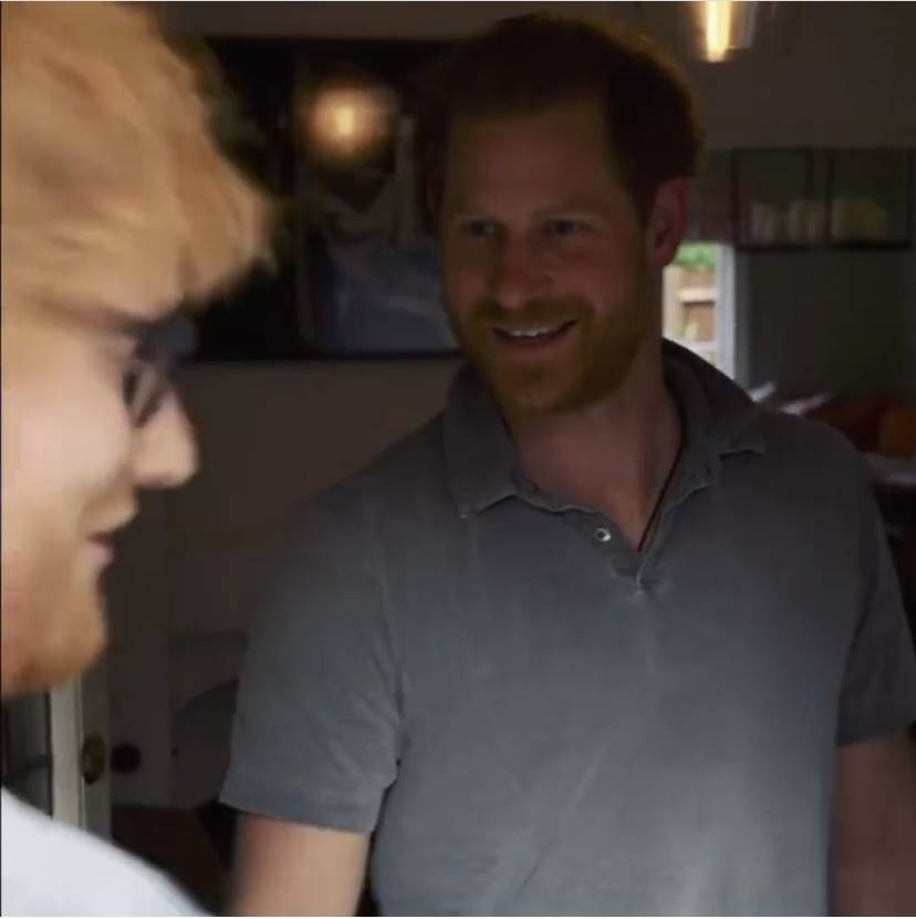 Ed Sheeran suona alla porta del principe Harry: i fan impazziscono