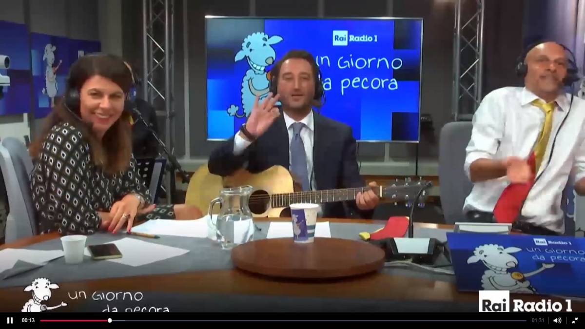 Il "compagno" Cancelleri canta Bandiera rossa e attacca Salvini