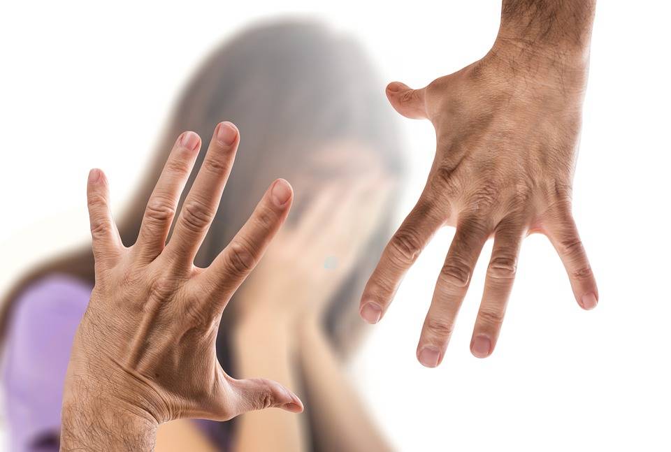 Caserta, frattura il volto dell’ex fidanzata: rischia 14 anni lo stalker 27enne