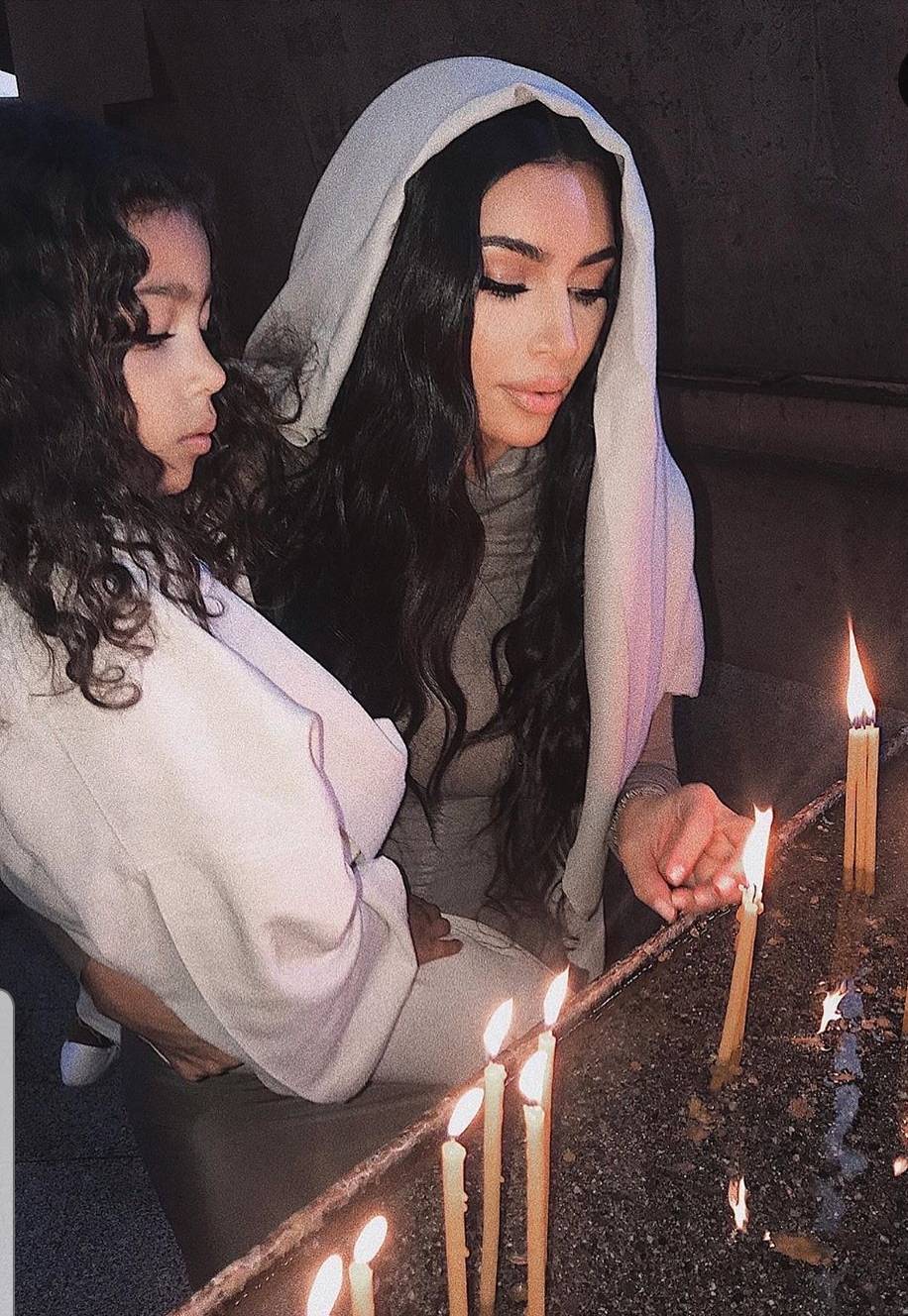 Kim Kardashian battezzata in Armenia insieme ai figli