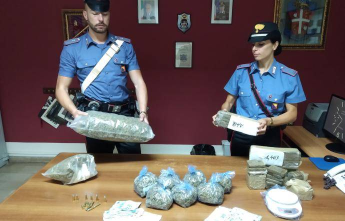 In casa oltre 10 chili di droga e munizioni: arrestata coppia di coniugi