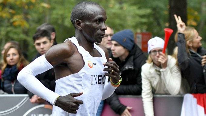 Eliud Kipchoge è nella storia, il keniano sotto le due ore in maratona