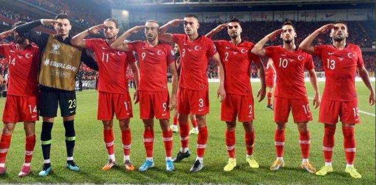 La Turchia segna e i giocatori esultano con saluto militare. Polemiche social