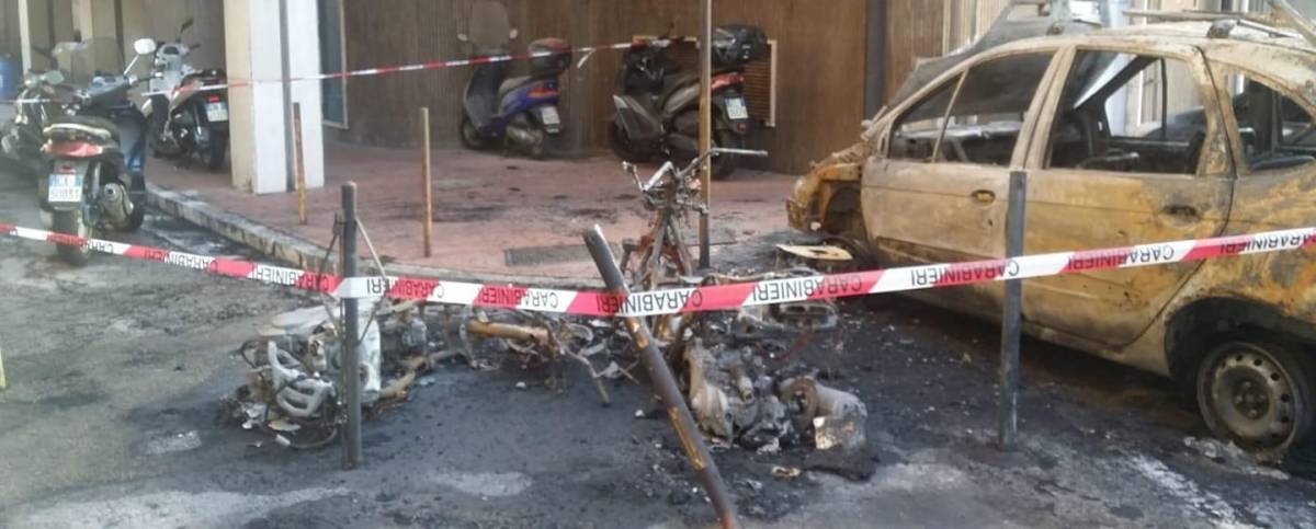 In fiamme lo scooter del sindaco di San Giorgio a Cremano: indagano i carabinieri